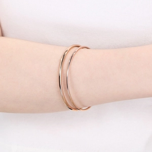 Eleganter minimalistischer runder Armreif aus roségoldenem Edelstahl für Damen zum Stapeln