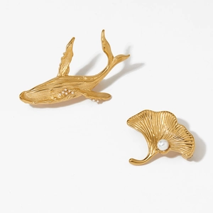 Elegante Wal- und Ginkgoblatt-Brosche aus Edelstahl mit Perlenakzenten in Gold-Finish.