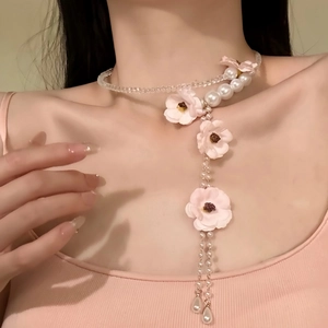 Dettaglio di un choker vintage francese con fiori rosa, perle e nappe eleganti