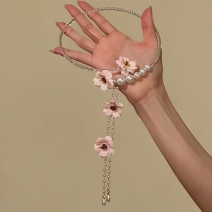 Vista dettagliata di un choker retrò francese con perle di vetro, fiori e nappe di perle