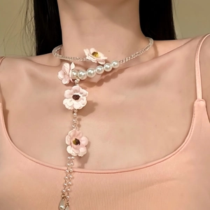 Dettaglio di un girocollo a nappa floreale con perle e perline di vetro sul modello