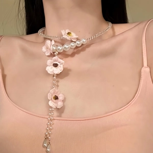 Dettaglio di un elegante girocollo vintage francese con fiori, perle e perline.