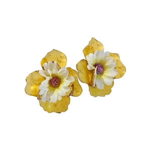 Eleganti orecchini a lobo a fiore in smalto giallo e tessuto bianco con perni in argento