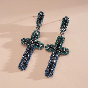 Vue détaillée de boucles d'oreilles en croix avec strass bleus et verts