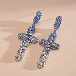 Vue détaillée de boucles d'oreilles croix élégantes avec strass bleus dégradés