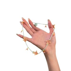 Collana fatta a mano con ciondoli a pesce in perline di vetro colorate, gioielli estivi chic
