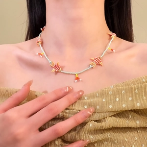 Collana con Ciondolo a Pesce in Perline di Vetro Colorate Fatta a Mano per Donna Catena in Acciaio Inossidabile Gioielli per Vacanze Estive