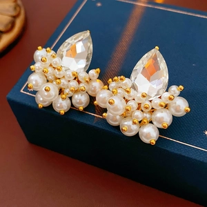 Elegantes pendientes vintage con cristal de gota y racimo de perlas en tono dorado