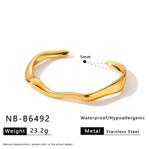 Vista dettagliata del bracciale rigido dorato in acciaio inossidabile da 5 mm e 23,2 g