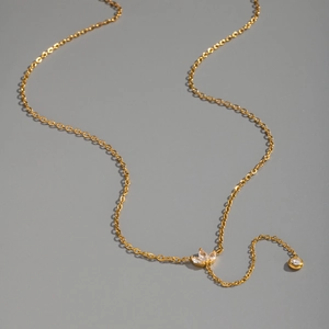 Détail du collier en Y plaqué or 18 carats avec cristaux de zircon en forme de pétales fins