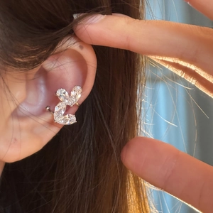 Elegante clip per orecchio in zircone a doppio cuore per orecchie non forate, dettaglio.