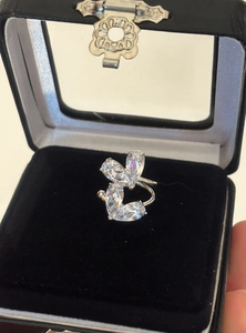 Dettaglio di un orecchino ear cuff in zirconia in una lussuosa scatola portagioie nera