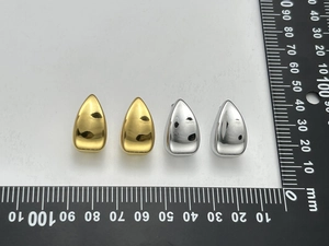 Mesure détaillée des boucles d'oreilles goutte d'eau en or et argent sur échelle