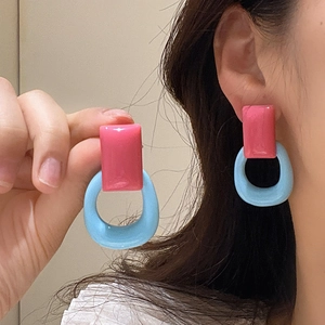Pendientes geométricos de resina retro francesa con diseño en rosa y azul claro.