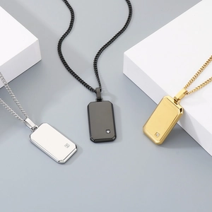 Primer plano de collares dog tag minimalistas de acero inoxidable en plata, negro y oro