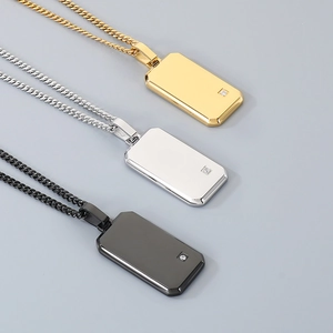 Primer plano de collares de placa militar de acero inoxidable en oro, plata y negro con circonita
