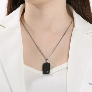 Vista detallada de collar con colgante rectangular minimalista de acero inoxidable