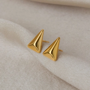 Boucles d'oreilles triangles dorées géométriques avec un design moderne d'avion en 3D