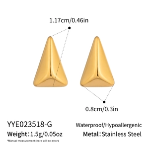 Détails des boucles d'oreilles triangles dorées avec dimensions et caractéristiques