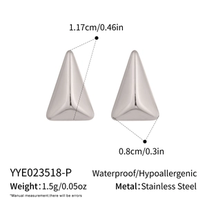 Vue macro des boucles d'oreilles triangles avec spécifications de taille et de poids