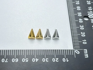 Vue détaillée des boucles d'oreilles triangles dorées et argentées avec échelle 10mm