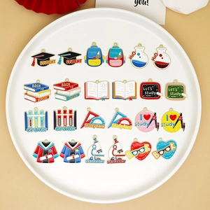 Colección de dijes de esmalte con temática escolar: libros, mochilas y herramientas de lab
