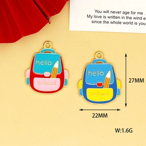 Vista macro detallada de dijes de mochila de esmalte de colores con diseño hello school