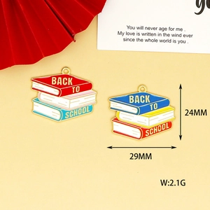 Detalle de dijes de libros 'Back to School' con 29mm de ancho y 2.1g de peso