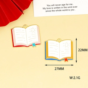 Vista detallada de dijes creativos de libros esmaltados con dimensiones y peso