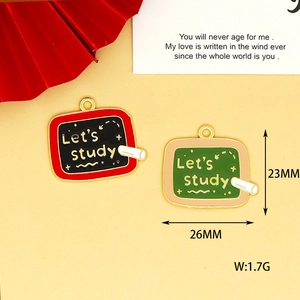 Vista detallada de colgantes de esmalte con forma de pizarra y texto Let's Study