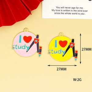 Vista detallada de dijes de esmalte de 27mm con tema de estudio y diseño de 'I study'