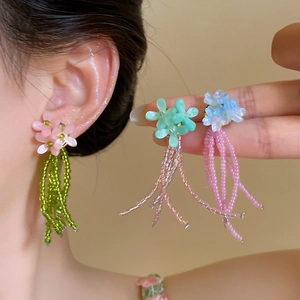 Boucles d'Oreilles Clous Gland à Perles Florales pour Femmes Élégantes Boucles d'Oreilles Pendantes en Verre Coloré Bijoux de Mode