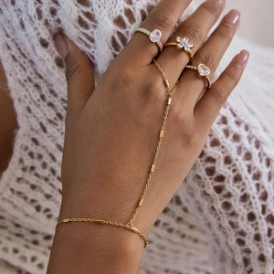 Détail de bracelet bague doré à maillons et bagues assorties avec zircones pour femme