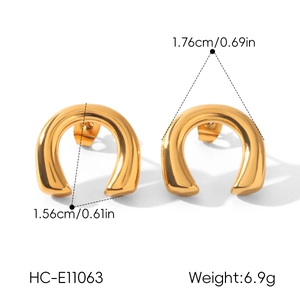 Macro detail of U-shaped gold earrings including exact dimensions and product weight