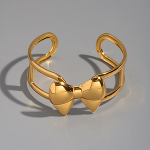 Vue détaillée du bracelet jonc ajouré en acier inoxydable doré 18K avec grand nœud