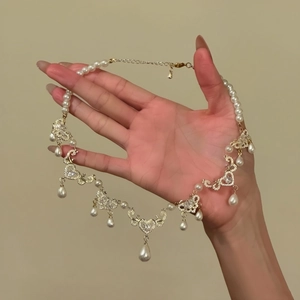 Élégant collier de perles baroques vintage avec pendentifs cœur en strass et breloques gouttes