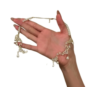 Collier de perles vintage élégant avec cœur en diamant et pendentifs goutte d'eau
