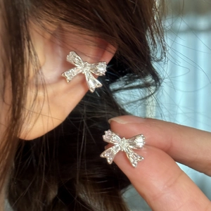 Boucle d'Oreille Manchette en Cuivre Zirconia Nœud Papillon pour Femmes Sans Piercing Nœud Étincelant Clip d'Oreille Bijoux en Strass