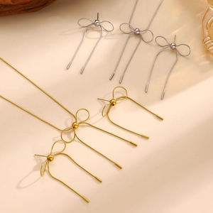 Detailansicht des bogenförmigen Schmucksets aus Edelstahl mit Halsketten und Ohrringen