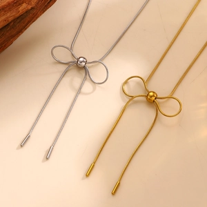 Halskette mit Schleifen-Design in Gold und Silber auf einem schlichten Hintergrund