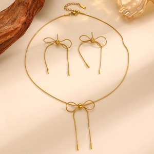 Details von vergoldetem Edelstahl-Schmuckset mit Schleife und Quastenohrringen
