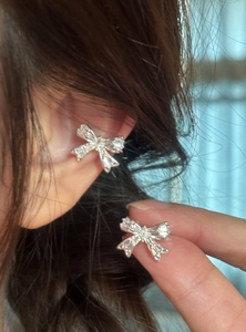 Vue détaillée d'une manchette d'oreille en forme de nœud en zircon étincelant