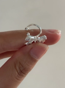 Gros plan d'un ear cuff nœud en zircone étincelant pour oreilles non percées