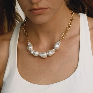 Détail de perles baroques sur un collier en acier inoxydable plaqué or 18 carats poli