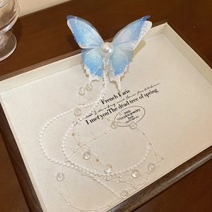 Elegante lichtblauwe vlinder haarspeld met een lange hanger van verfijnde parels
