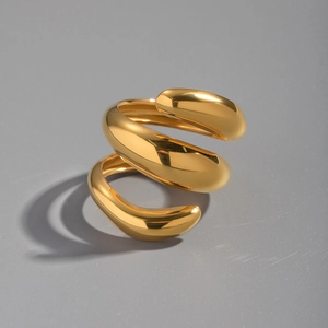 Dettaglio anello a spirale placcato oro 18K con finitura lucida a goccia sulle estremità