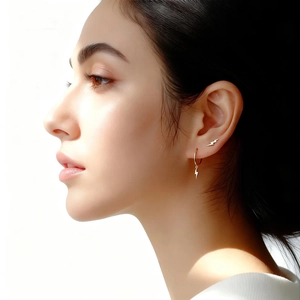 Detailansicht eines Models mit minimalistischen goldenen Blitz-Ohrringen aus Gold