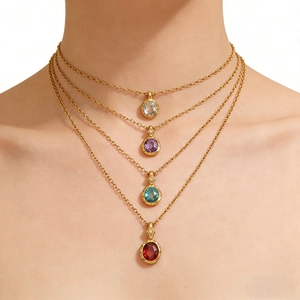 Elegante set di collane placcate oro 14K con quattro pendenti colorati stratificati