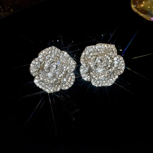 Elegante rozenknopjes oorbellen met fonkelende strass steentjes en zilveren pin