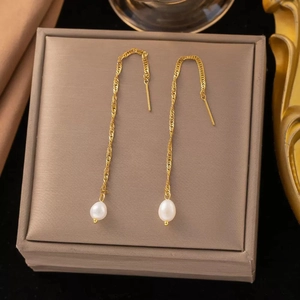 Élégantes boucles d'oreilles pendantes en acier doré 18 carats avec perles blanches
